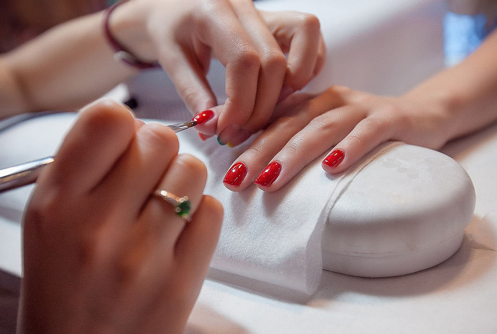 Тренд этой весны: 3 цвета, которыми женщины просят накрасить им ногти в самых дорогих салонах Москвы