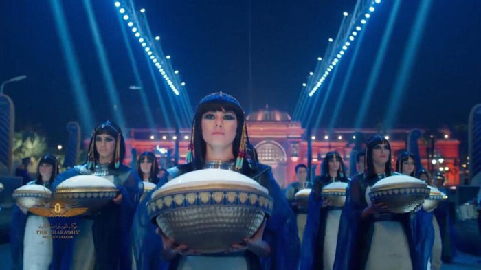 В Египте состоялся «Золотой парад фараонов»: зрители обратили внимание на красоту девушки, которая возглавила процессию