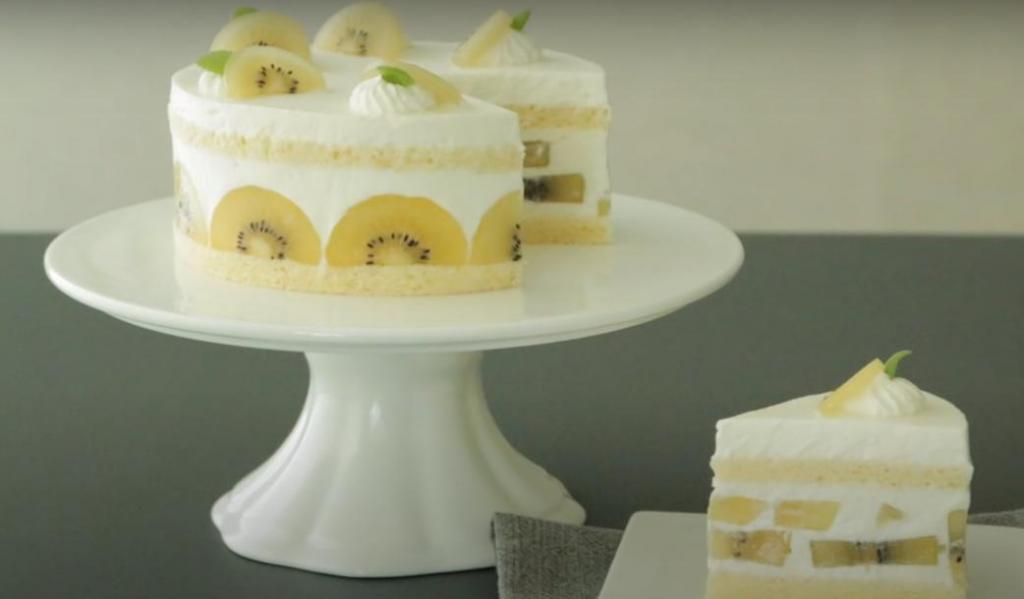 Нежнейший тортик под названием  Золотой киви : приятная кислинка отлично гармонирует с воздушным кремом и сочным бисквитом