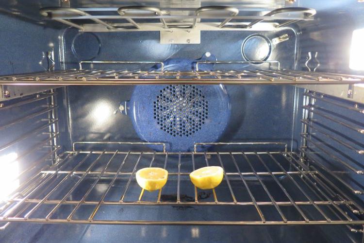 От сковород до раковины: 10 мест на кухне, которые можно отмыть с помощью лимона
