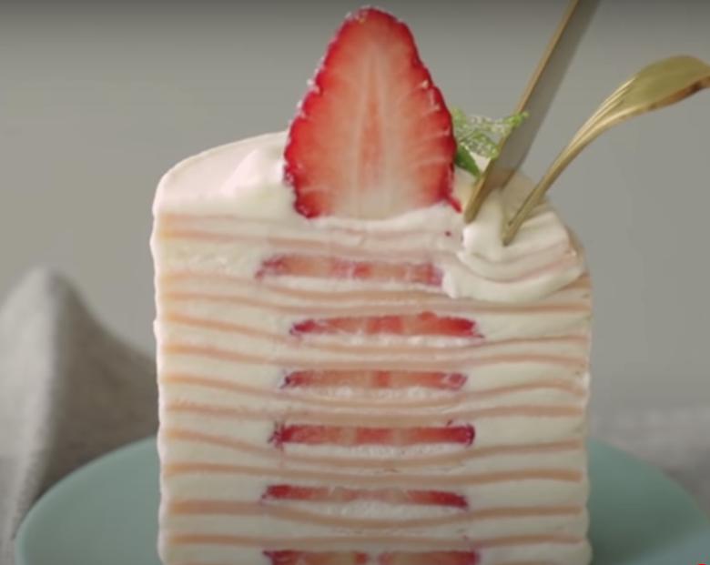 Блинный десерт со вкусом клубники и сливок: красивый мини тортик порадует своей красотой и вкусом
