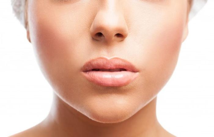 Маска из клея и перец чили для объема губ: советы бьюти-блогеров, которые небезопасны для здоровья кожи