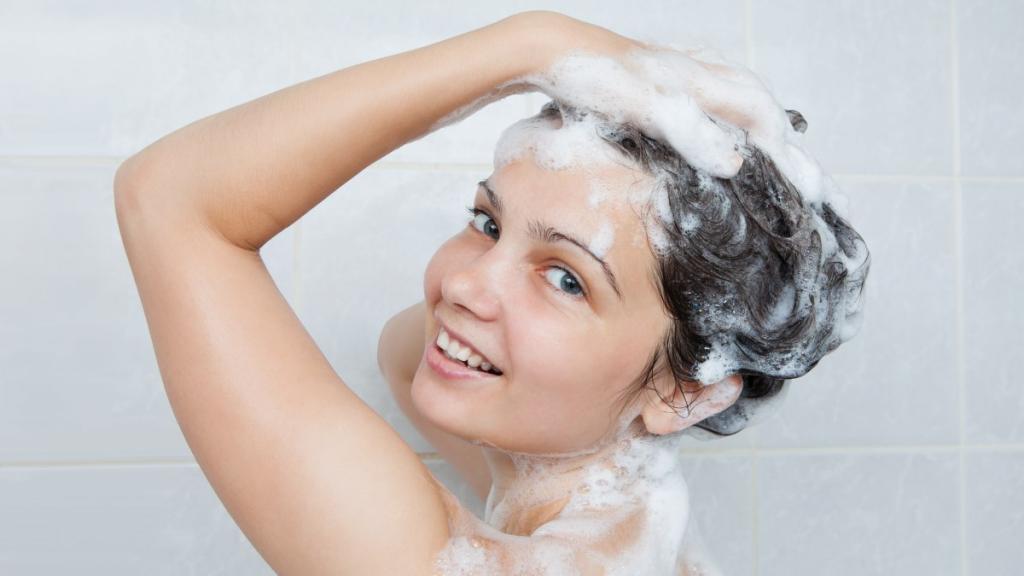 Изменяйте температуру воды: как мыть волосы, чтобы они быстрее росли