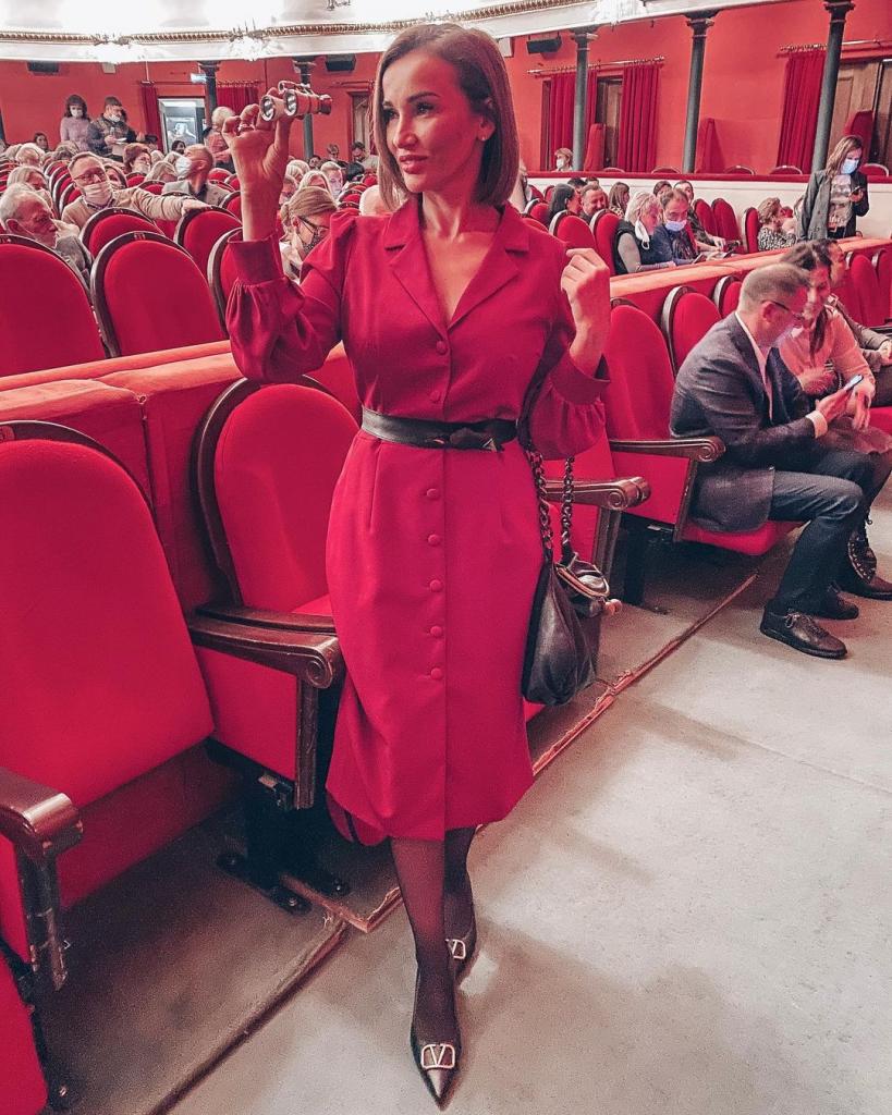 Анфиса Чехова надела красное платье. Но люди заметили забавную странность (фото)