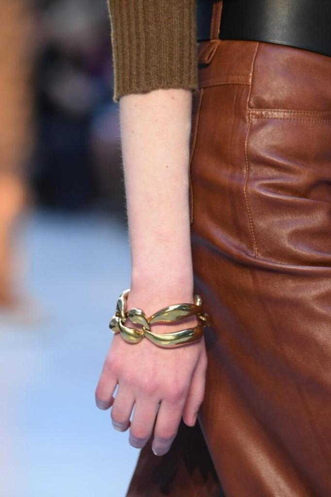 Массивные браслеты - главный ювелирный тренд лета: что в моде и как носить