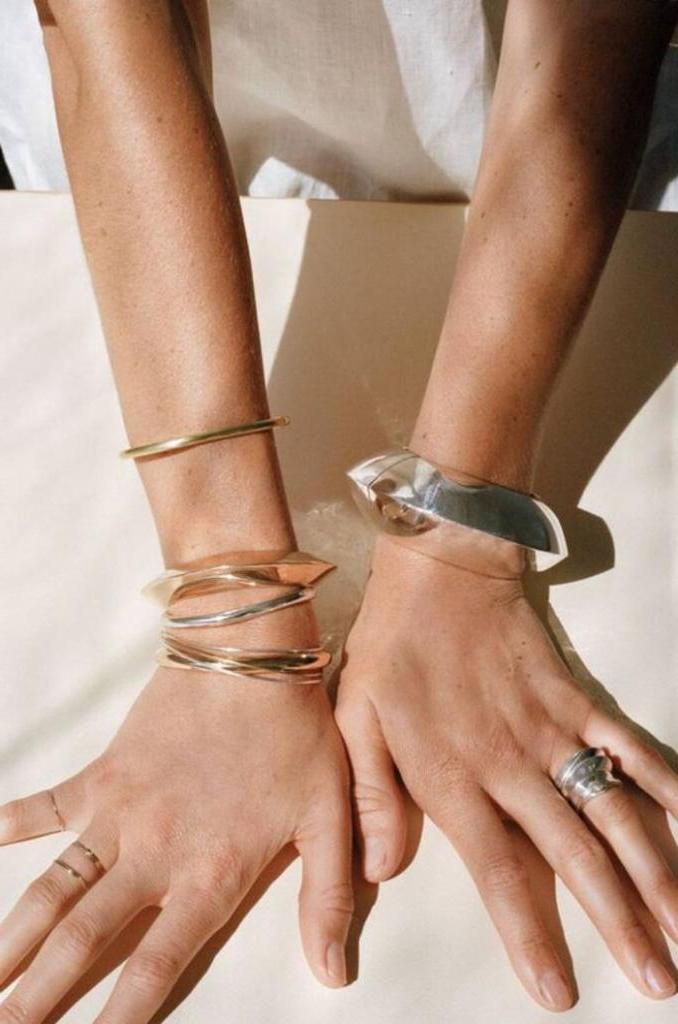 Массивные браслеты - главный ювелирный тренд лета: что в моде и как носить