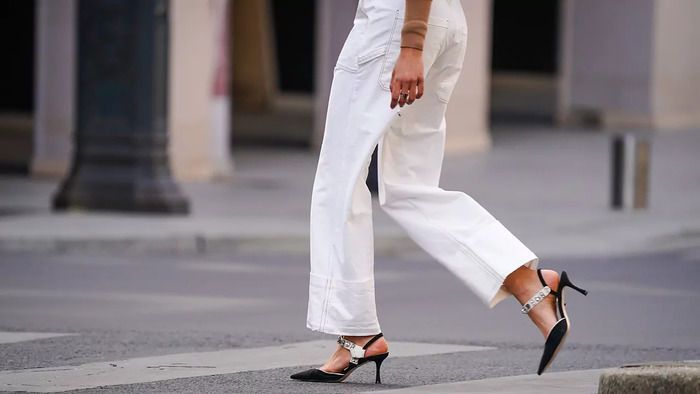 Белые джинсы - хит начала осени: как их вписать в образ дамам любого возраста
