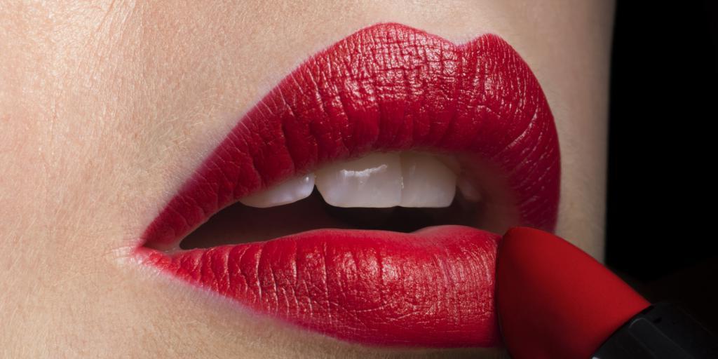 Еще более привлекательны: почему и как красный цвет губной помады улучшает восприятие женщин мужчинами