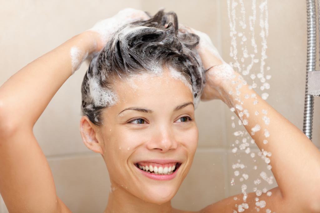 Не смешиваем шампунь с водой: ошибки мытья головы, из за которых портятся волосы