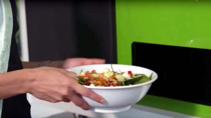 «Вкусней, чем у бабушки»: новый робот автомат делает свежие салаты всего за пару минут