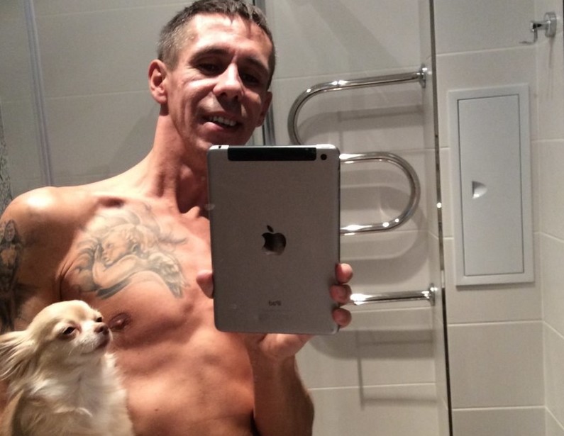  Алексей Панин снялся в эротической фотосессии с собакой