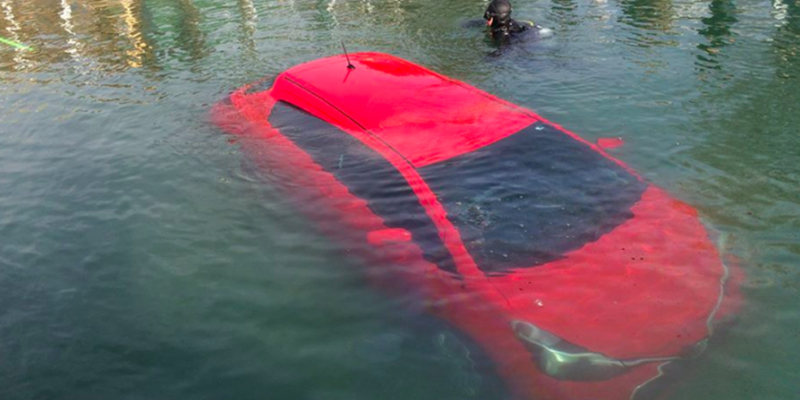 GPS навигатор направил машину прямо в озеро, и женщина его послушалась! О чем она только думала?!