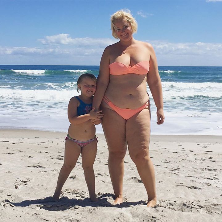 На пляже дочь у видела у мамы растяжки и спросила, что это за “линии” на ее “большом животе”. Но мама не растерялась…