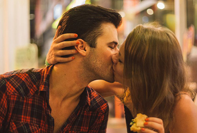Поцелуй не умеет лгать: почему поцелуй интiмнее ceкsa?
