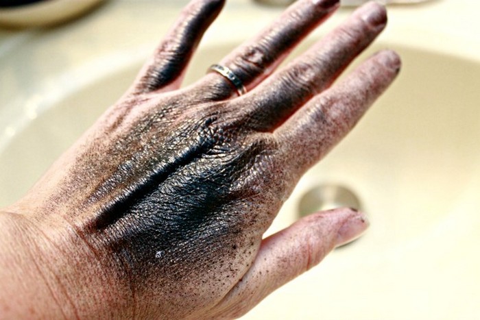 Ремонт и чистые руки:  как быстро стереть краску в баллончике с кожи