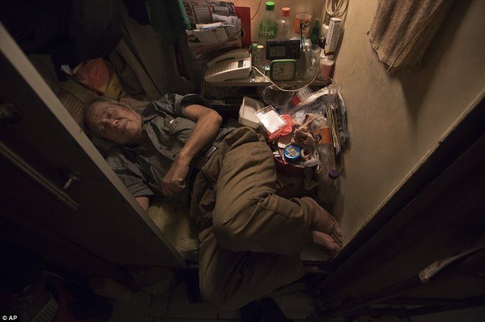 Жители Гонконга вынуждены жить в квартирах клетушках, в которых порой нельзя вытянуть ноги