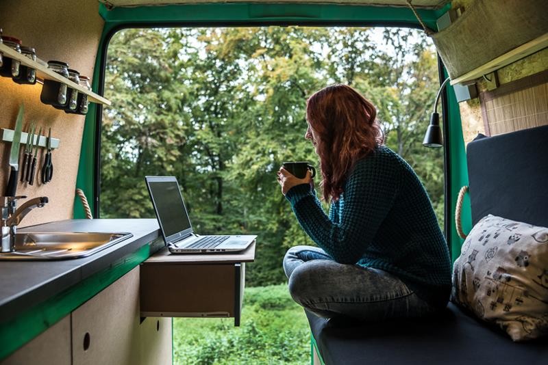 Фотограф сделал из 16 летнего фургона уютный и комфортный дом на колесах