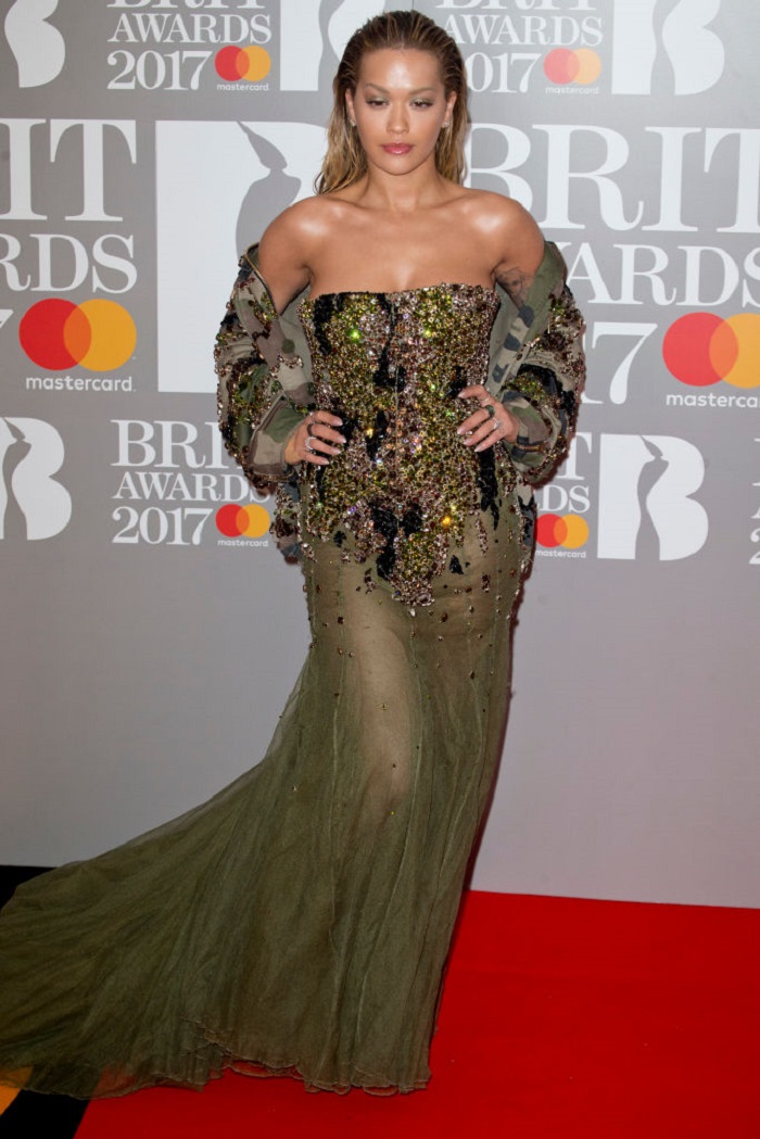 Этим бесстыжим платьям суждено переплюнуть все наряды на Brit Music Awards! Ужас какой то.