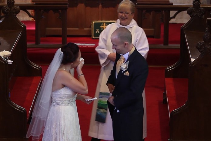 Жених остановил свадебную церемонию и попросил невесту обернуться. От увиденного она не смогла сдержать слез