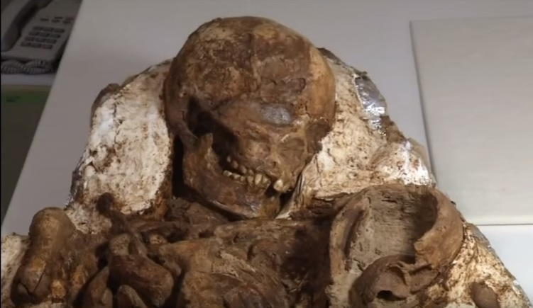 Эта удивительная находка потрясла археологов. Почти 5 000 лет мать обнимала своего ребенка и смотрела на него, склонив голову!