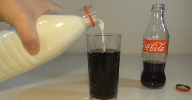 Что произойдет, если вы добавите молоко в кока колу? Нечто невероятное!