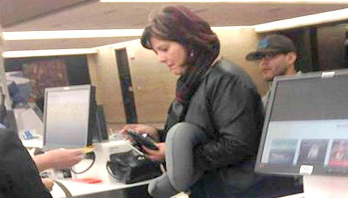 Фотография женщины, которая стоит в здании аэропорта, мгновенно разлетелась по Интернету! Вскоре Вы поймете причину