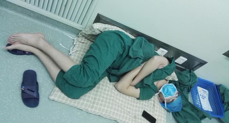 Китайский хирург, отработавший 28 часов, лег спать прямо в больничном коридоре
