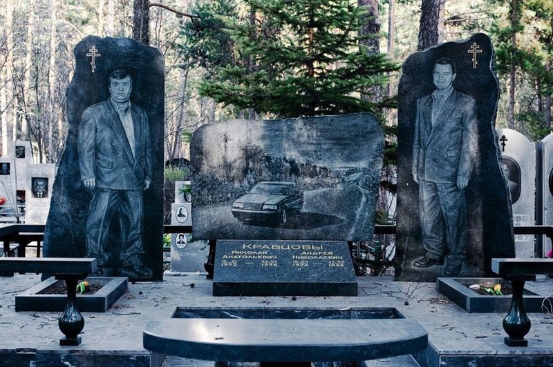 Роскошные надгробия бандитского кладбища под Екатеринбургом