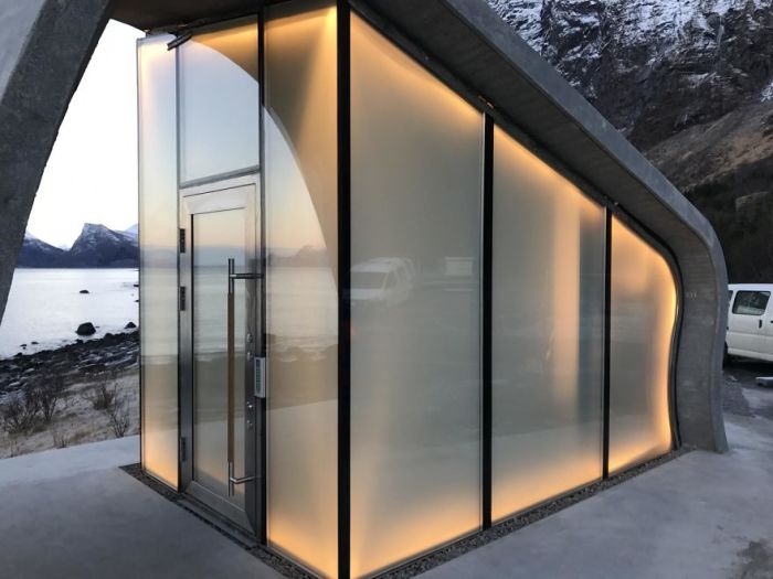 В Норвегии появился новый арт-объект: туристов распирает от любопытства,  что скрывается за стеклянным фасадом