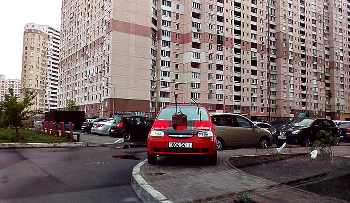 Этот водитель из Киева думал, что если у него Chevrolet, то ему все можно… Но его находчиво проучили!