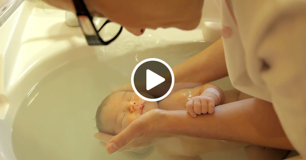 Медсестра купает малыша в роддоме Франции